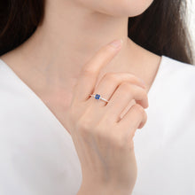 Cargar imagen en el visor de la galería, Anillo con piedra cuadrada azul