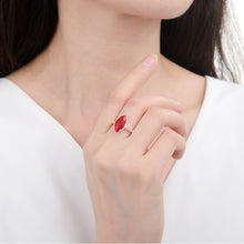 Cargar imagen en el visor de la galería, Anillo con corte navette guindo