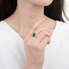 Cargar imagen en el visor de la galería, Anillo con corte navette verde