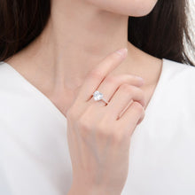 Cargar imagen en el visor de la galería, Anillo con corte de corazón