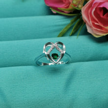 Cargar imagen en el visor de la galería, Anillo de Plata con Esmeralda y Zirconias en forma de corazón