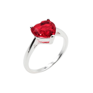 Anillo con corte de corazón rojo