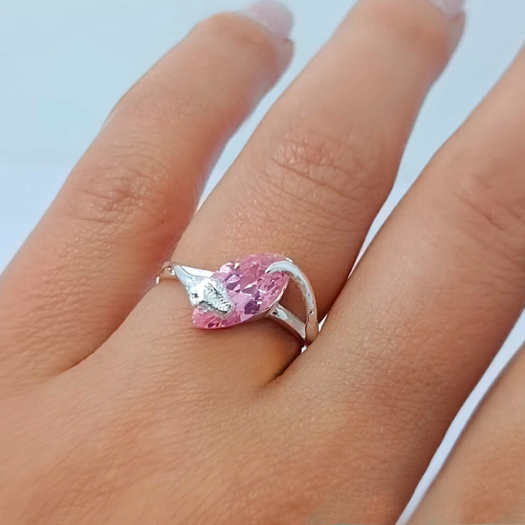 Anillo de plata con piedra rosa en forma de lagrima