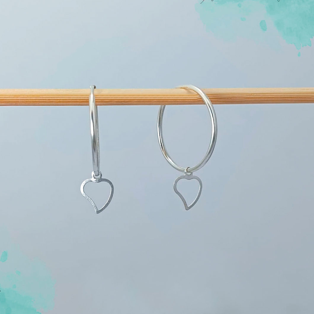 Aretes redondos con corazones