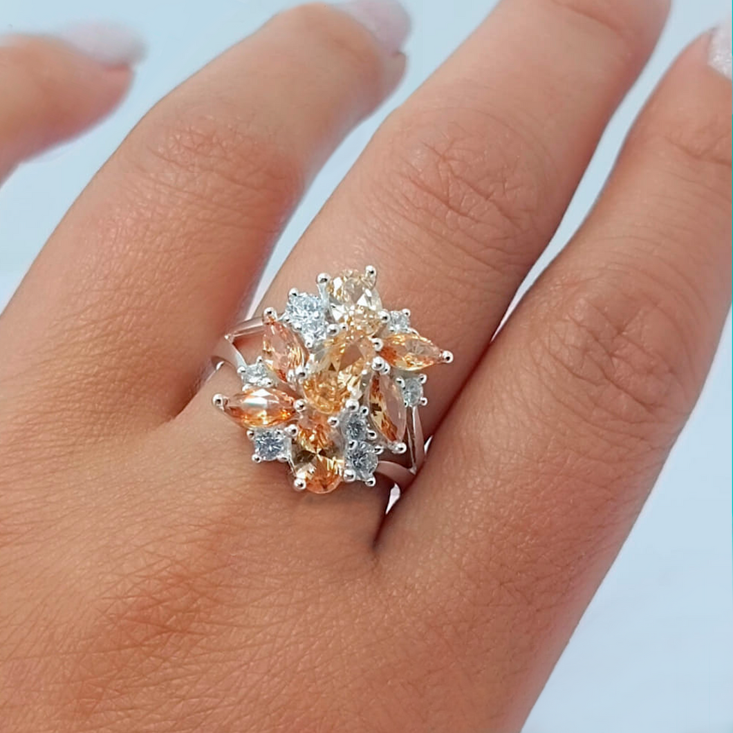 Anillo de plata con silueta floral