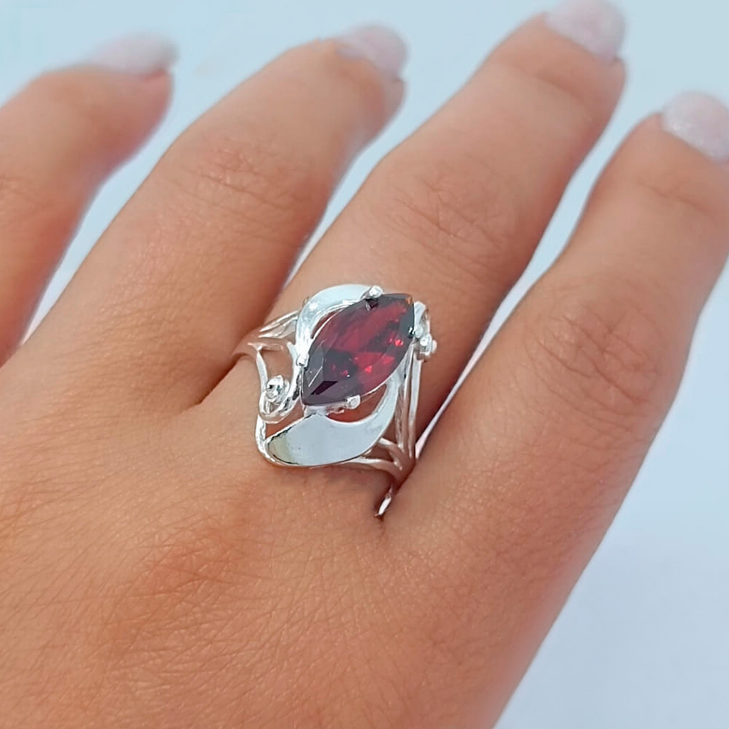 Anillo de plata con piedra roja en forma de hoja