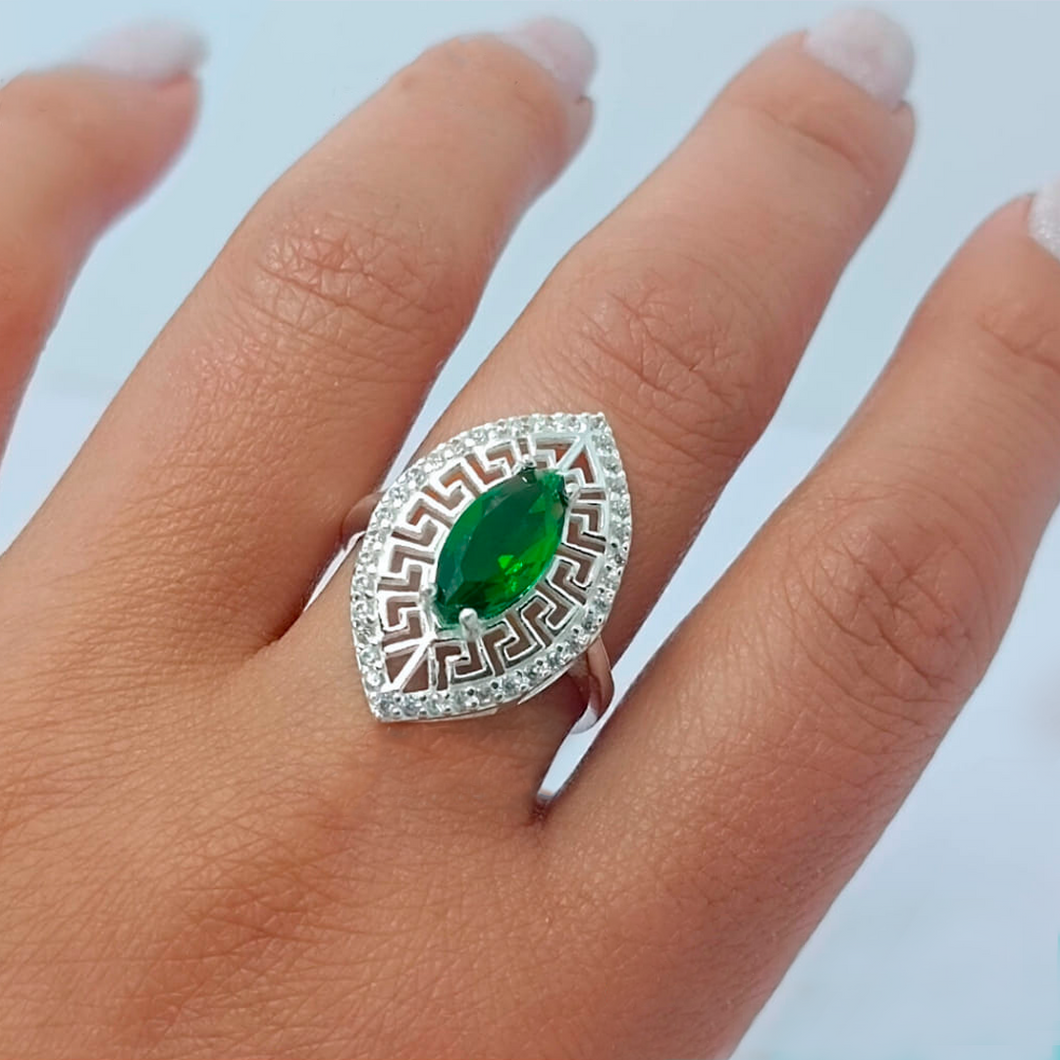 Anillo de plata con piedra verde ovalada