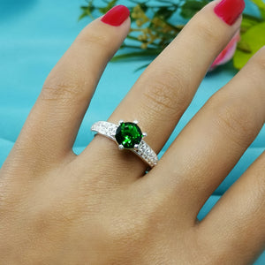 Anillo de compromiso con esmeralda talla brillante y diamantes