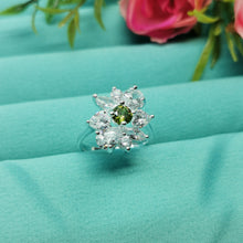 Cargar imagen en el visor de la galería, Anillo con diamante esmeralda y forma de  flor
